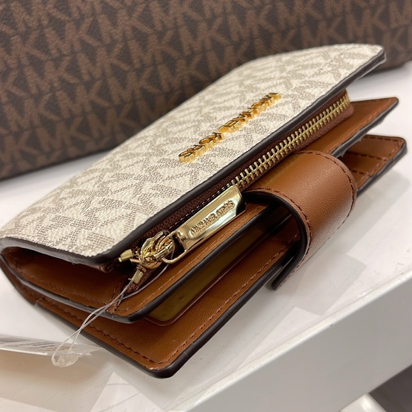 MICHAEL KORS
Medium Signature Logo Wallet
Vanilla
NWT - Picture 8 of 16